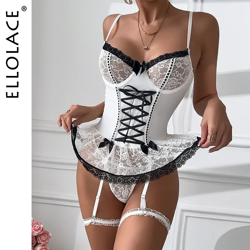 Conjunto lingerie Ellolace Hemline com corpete branco amarrado, saia de renda e cinta liga