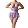 Conjunto de lingerie lilás com sutiã, saia de renda, cinta liga e meias arrastão vestido