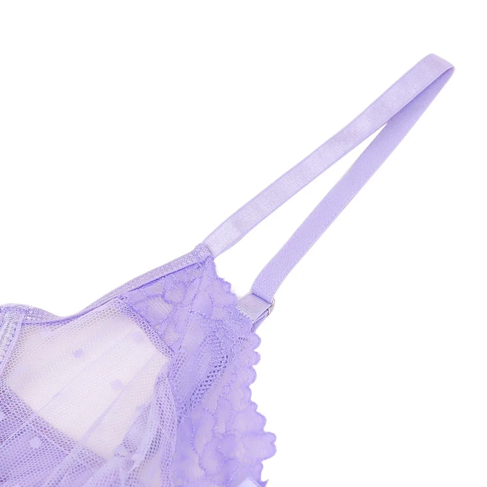 Detalhe do tecido: renda floral lilás e tule transparente com poá