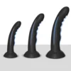Três dildos de silicone preto com ventosa, curvos e ondulados