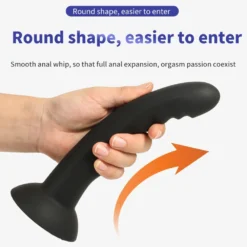 Dildo de silicone preto ondulado com ponta arredondada na mão
