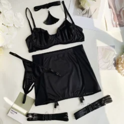 As 5 peças do conjunto Ellolace preto: sutiã, saia, calcinha, choker e ligas