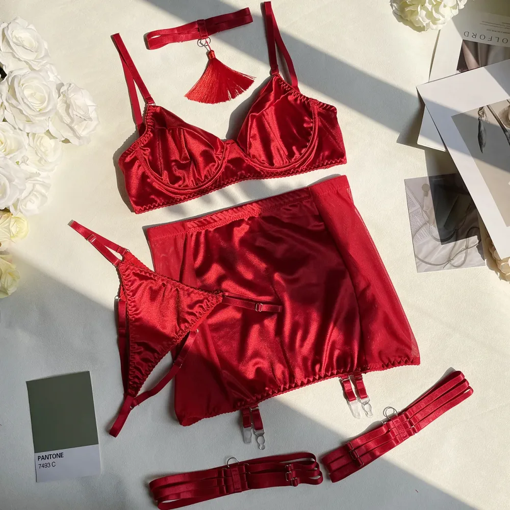 As 5 peças do conjunto Ellolace vermelho: sutiã, saia, calcinha, choker e ligas