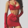 Modelo vestindo lingerie de cetim Ellolace vermelha com saia cinta-liga e choker
