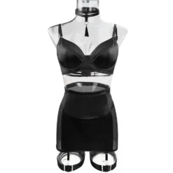 Lingerie de cetim Ellolace preta no manequim vista de frente