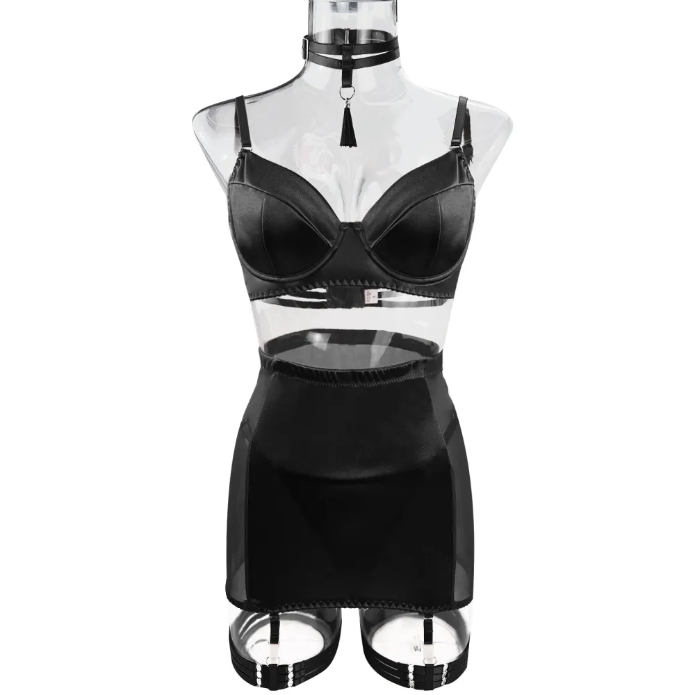 Lingerie de cetim Ellolace preta no manequim vista de frente