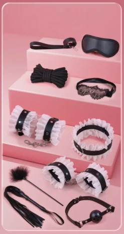 Kit de restrições BDSM de 10 peças com babado de renda branca, aberto sobre fundo rosa