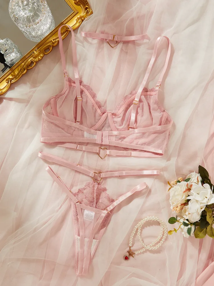 Lingerie Ellolace rosa mostrando as tiras ajustáveis e o fecho do sutiã