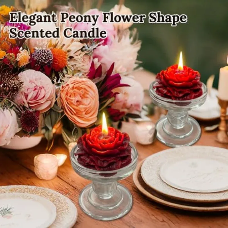 Vela de peônia acesa decorando uma mesa com flores