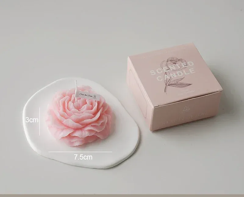 Vela de flor perfumada na cor rosa com a caixa