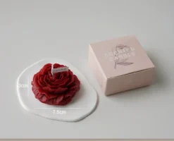 Vela de flor perfumada na cor vermelha com a caixa