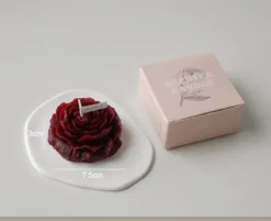 Vela de flor perfumada na cor vinho com a caixa