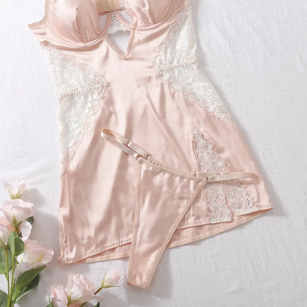 Vestido de cetim Ellolace nude com a calcinha fio dental combinando