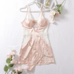 Vestido de cetim nude com renda e calcinha fio dental no cabide