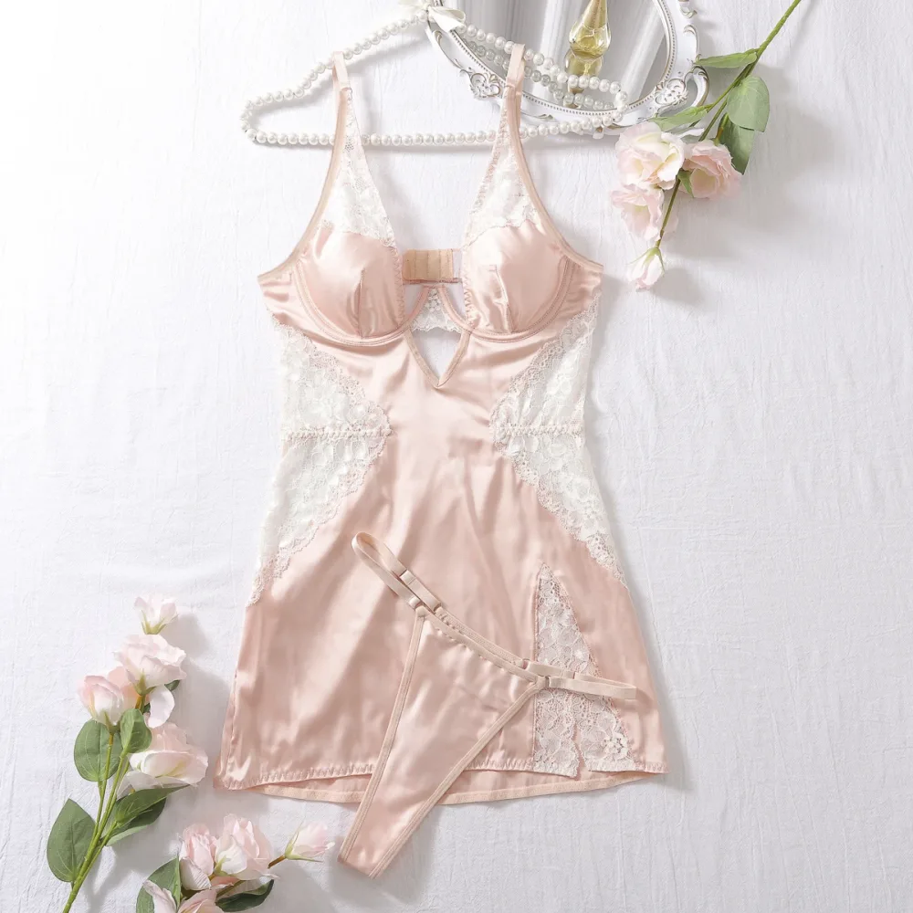 Vestido de cetim nude com renda e calcinha fio dental no cabide