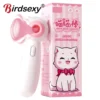 Vibrador sugador de clitóris Birdsexy Meow Meow branco com boca rosa ao lado da caixa com gatinho
