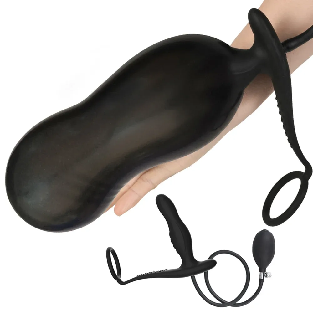 Plug anal inflável preto inflado na mão com anel peniano e bomba