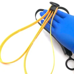 Algema de nylon amarela segura na mão com luva