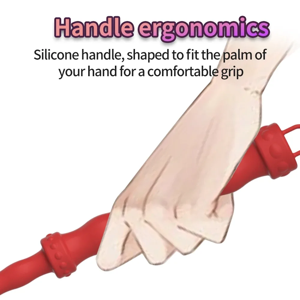 Mão segurando o cabo ergonômico do chicote de silicone