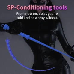 Dominadora segurando chicote de silicone azul