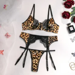 Conjunto de lingerie oncinha caramelo com renda preta e cinta-liga