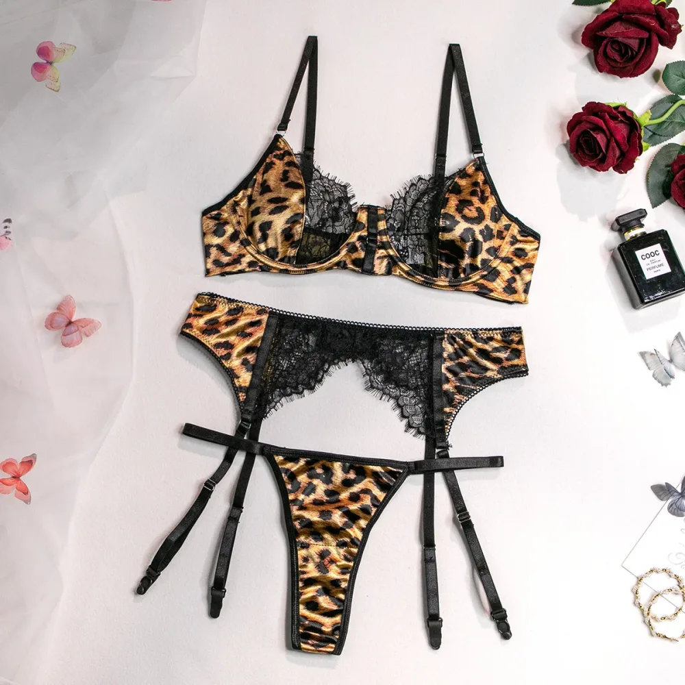 Conjunto de lingerie oncinha caramelo com renda preta e cinta-liga