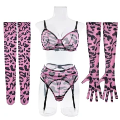 Conjunto de lingerie oncinha rosa vestido no manequim com meias e luvas ao lado
