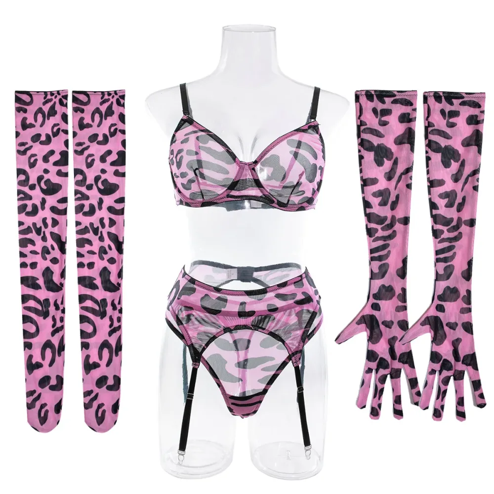 Conjunto de lingerie oncinha rosa vestido no manequim com meias e luvas ao lado