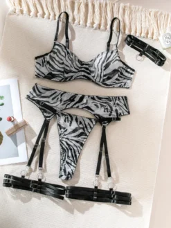 Conjunto de lingerie estampa zebra com cinta-liga, ligas de coxa e gargantilha