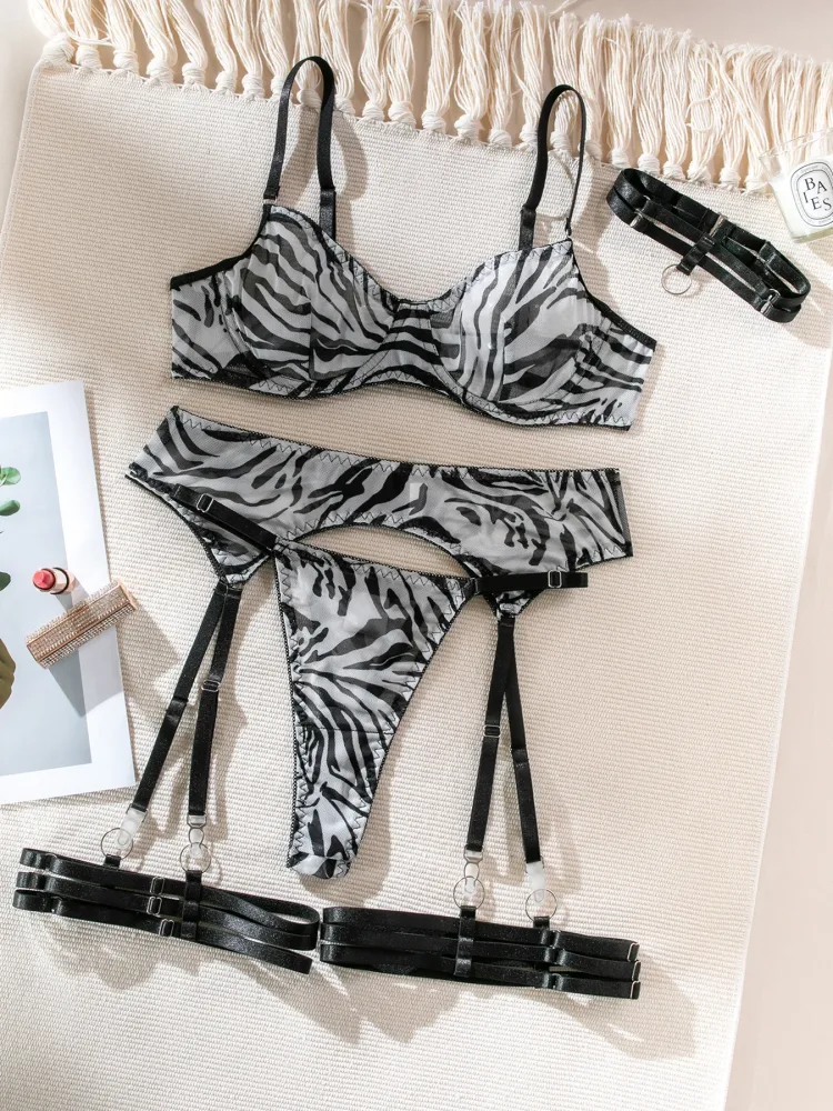 Conjunto de lingerie estampa zebra com cinta-liga, ligas de coxa e gargantilha
