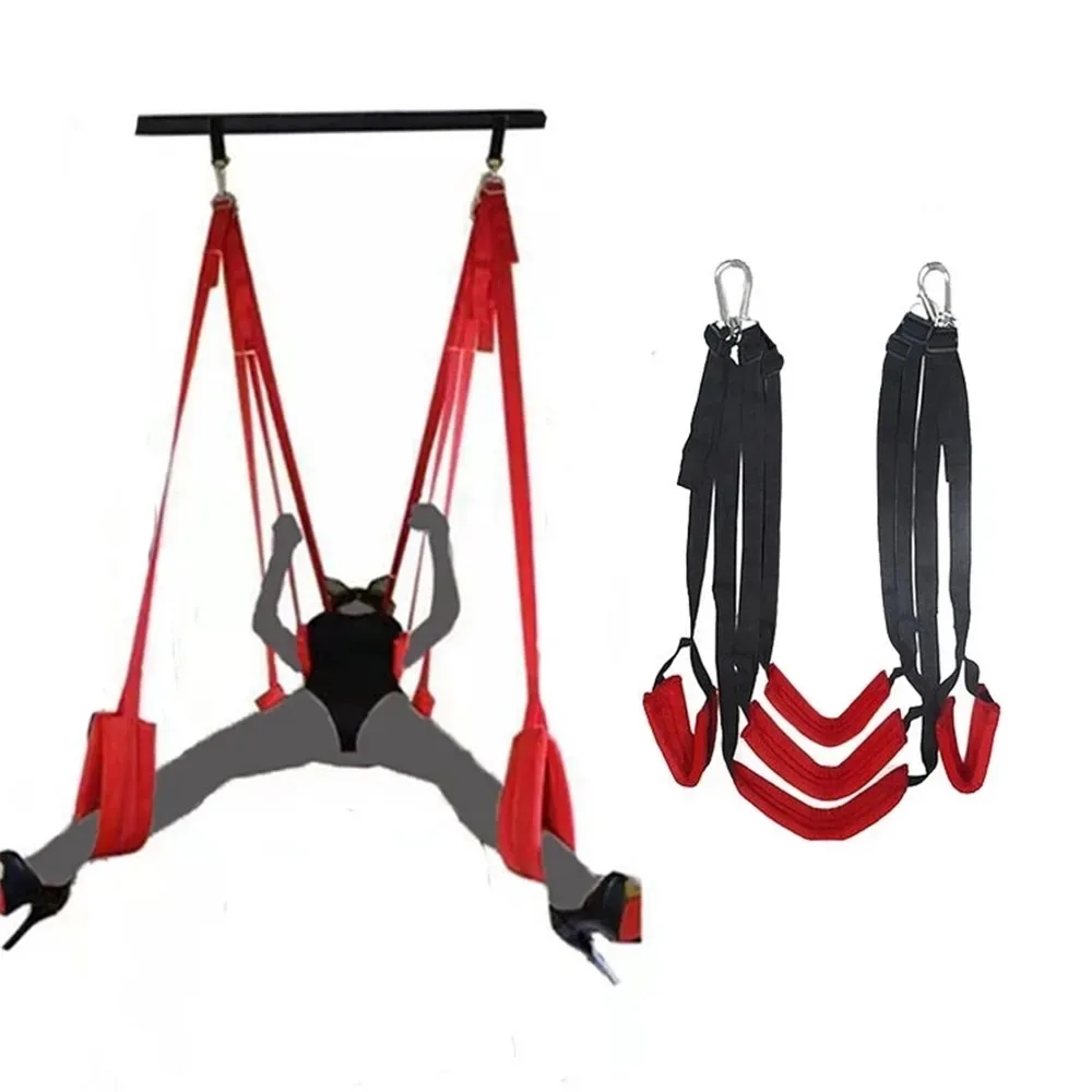 Sex swing em uso com as pernas abertas nas alças acolchoadas