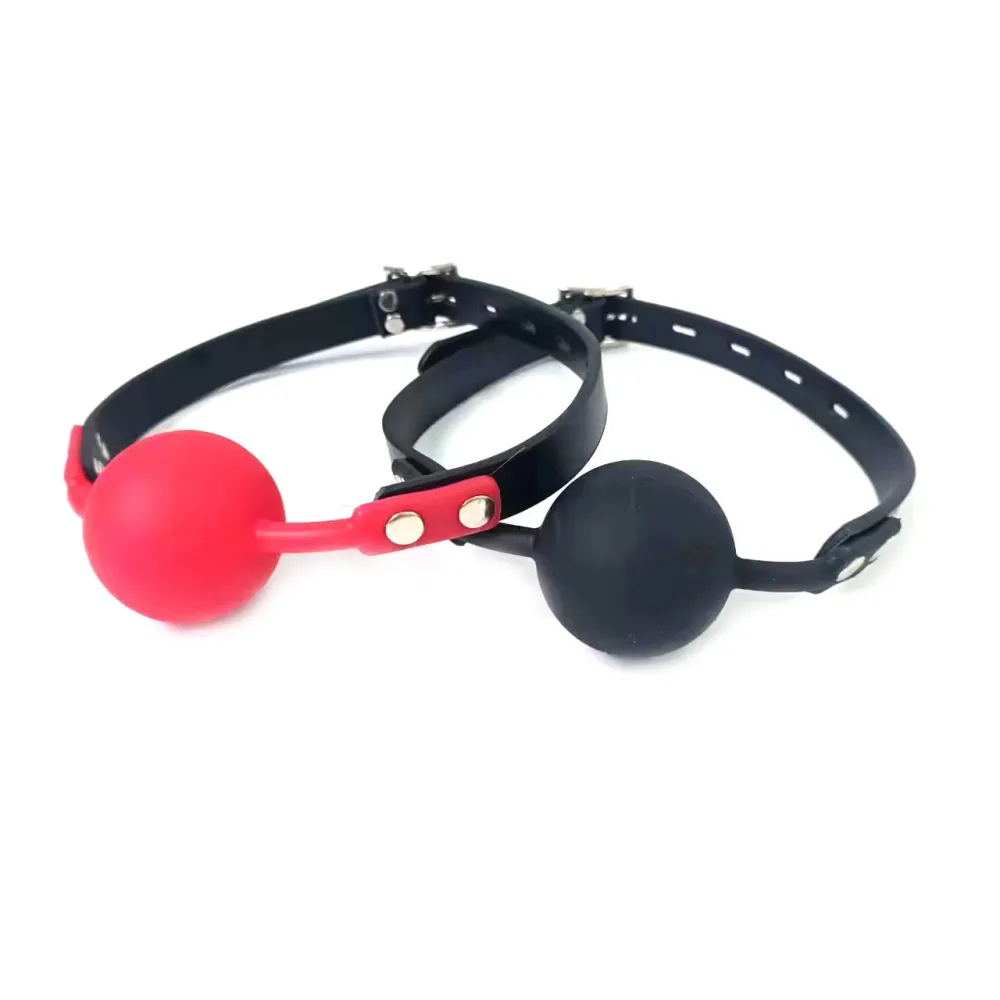 Duas mordaças ball gag grandes, uma preta e uma vermelha, vistas em ângulo