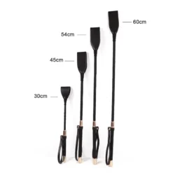Os quatro tamanhos do chicote riding crop lado a lado: 30, 45, 54 e 60 cm