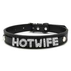 Coleira de couro sintético preto com a palavra HOTWIFE em letras de strass