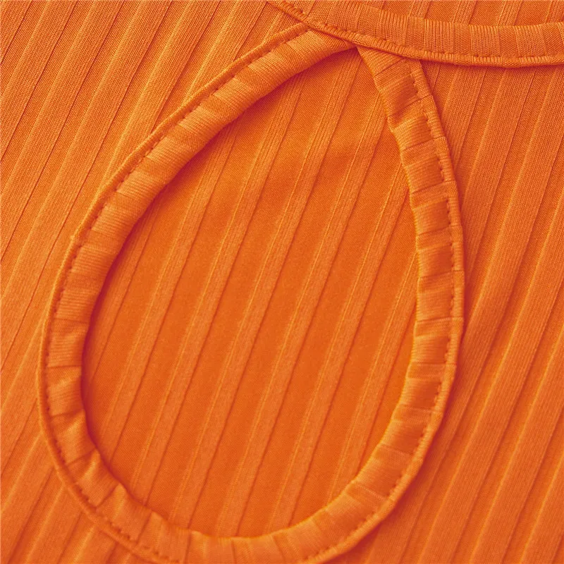 Detalhe do cropped canelado laranja com recorte em gota