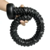 Dildo gigante preto com rosca e textura espiral enrolado na mão