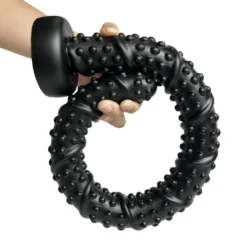 Dildo gigante preto com rosca e textura espiral enrolado na mão