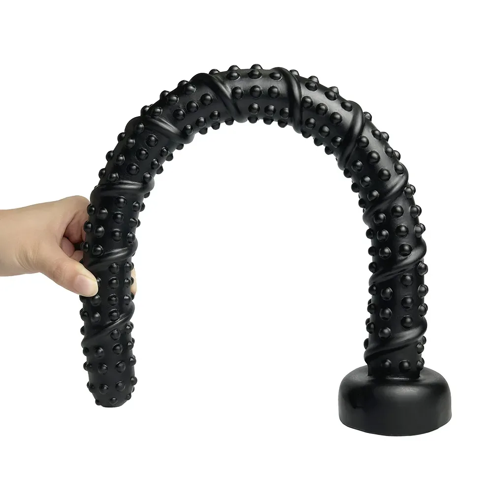 Long dildo preto curvado em arco com a ventosa apoiada