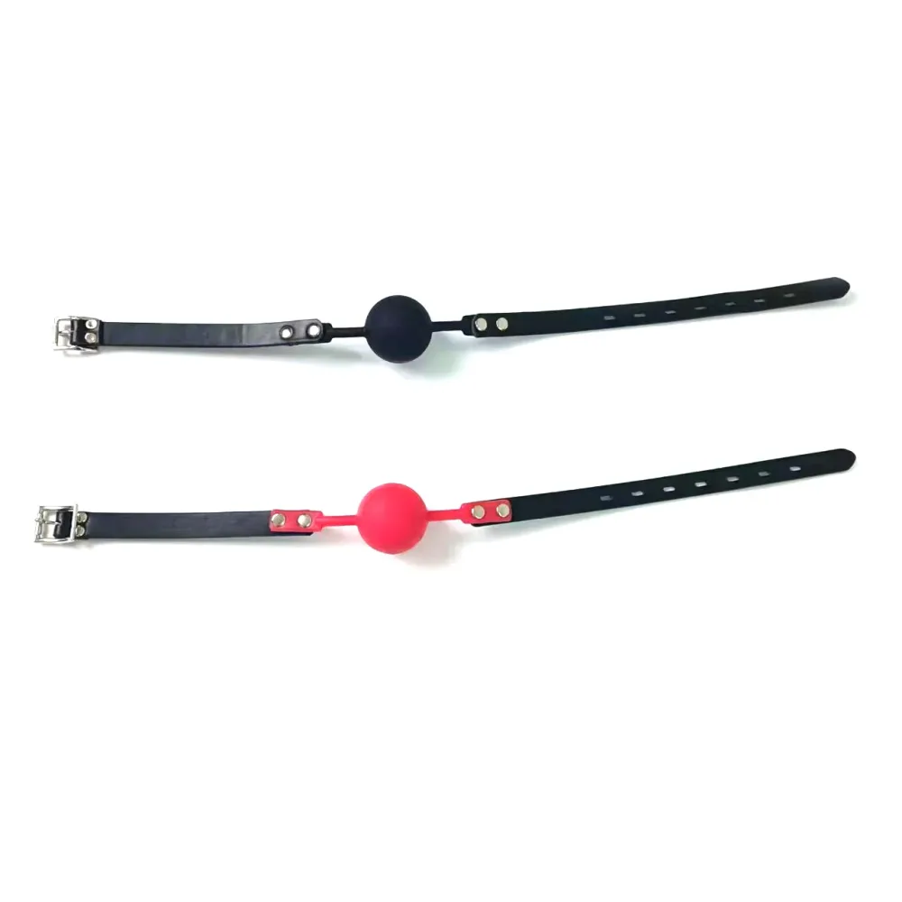 Mordaças ball gag com a tira aberta e esticada mostrando o comprimento total