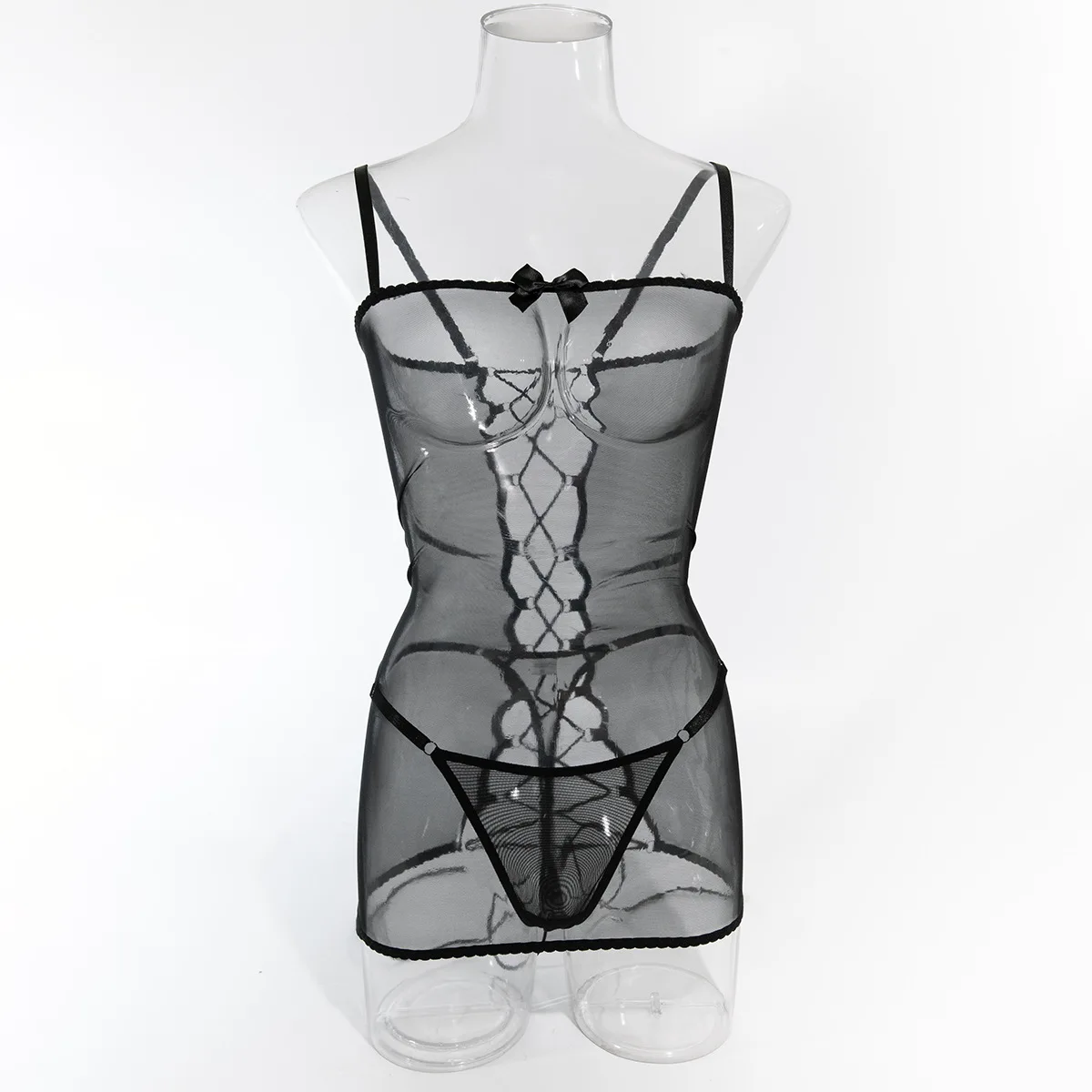 Vestido mesh transparente vestido no manequim, vista frontal do decote e das alças off shoulder