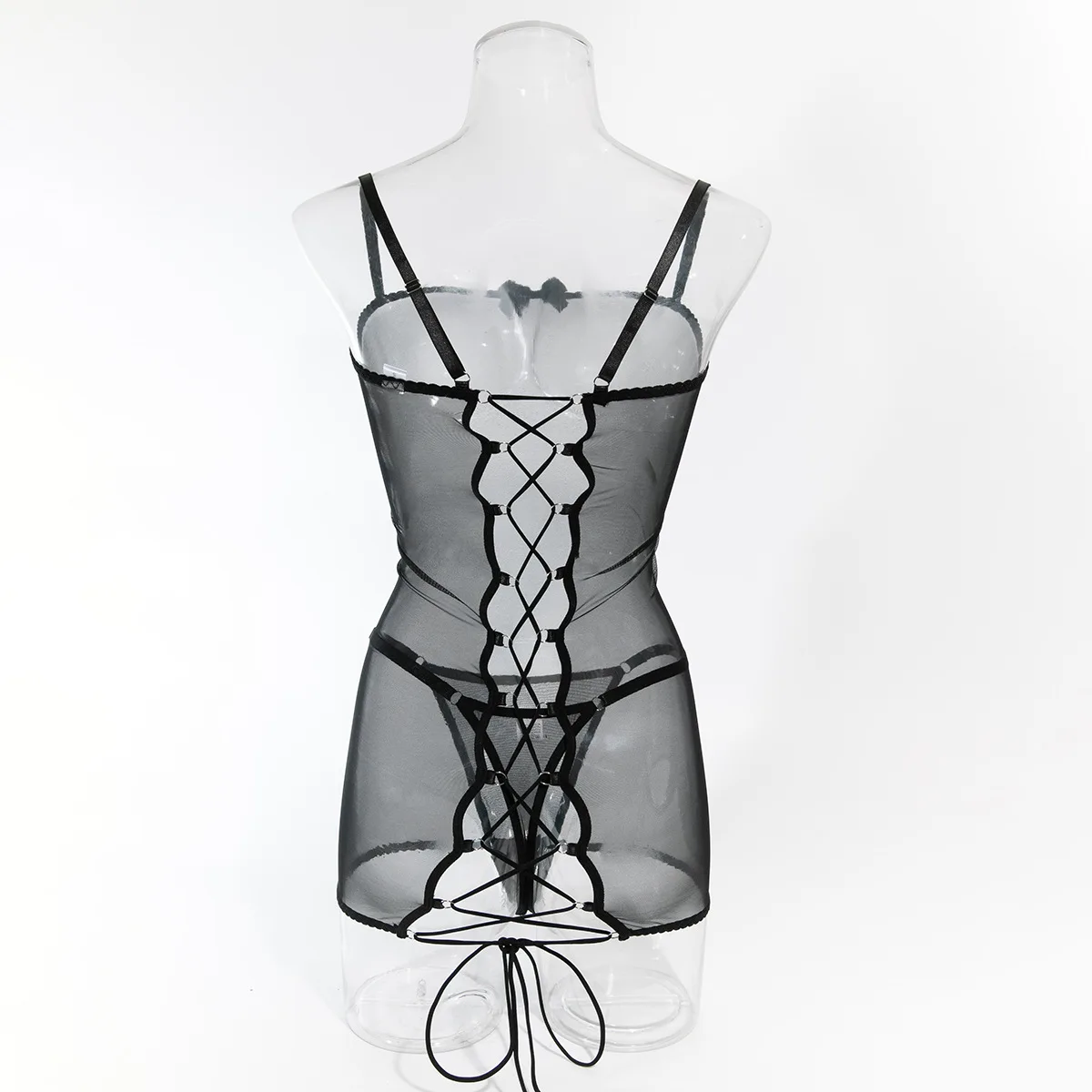 Detalhe da amarração cruzada nas costas do vestido mesh transparente, vista de trás