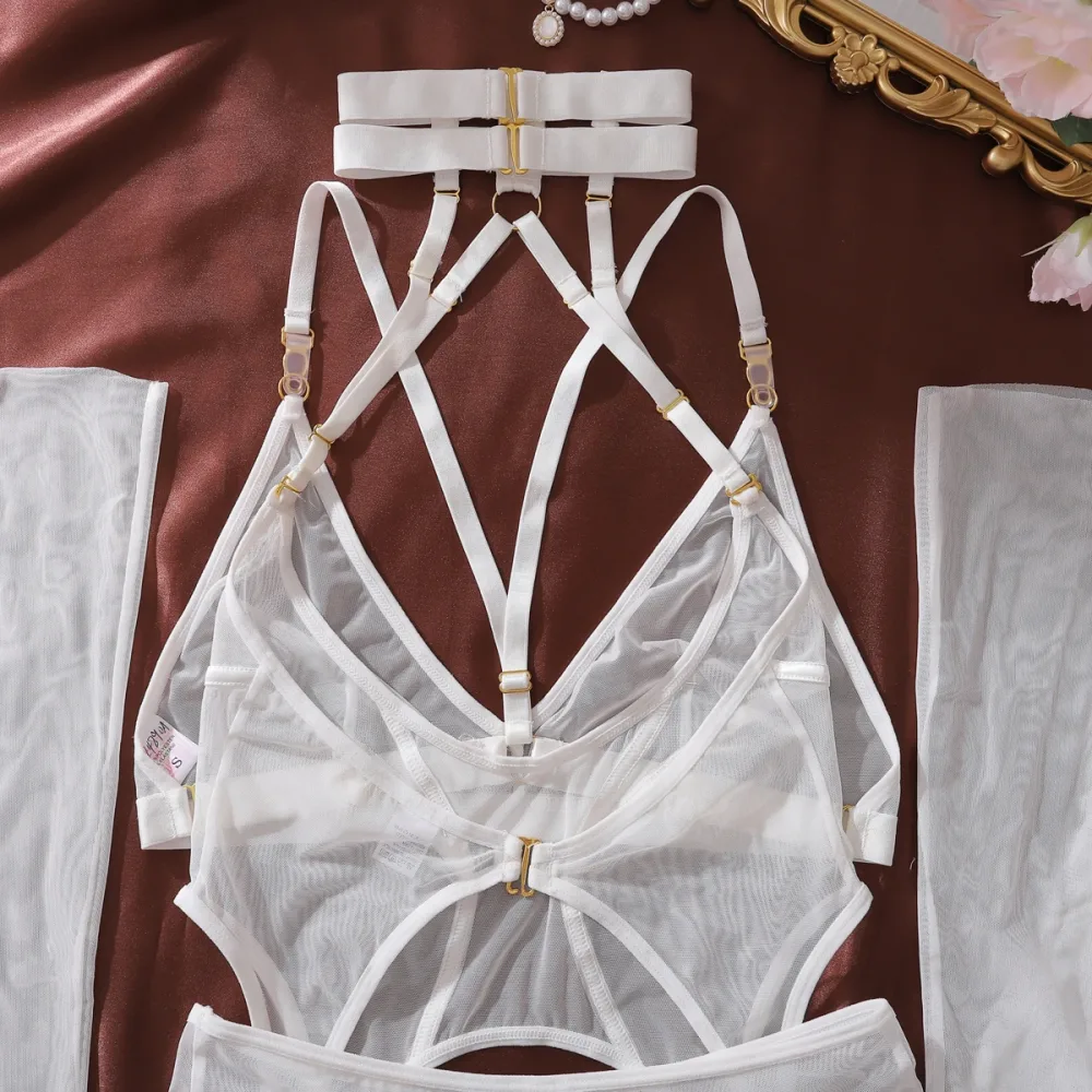 As cinco peças do conjunto Ellolace: choker, body, calcinha, luvas e meias, dispostas juntas