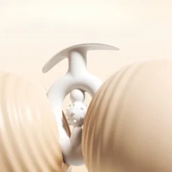 Plug anal Halo em uso mostrando a base estável