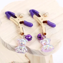 Prendedor de mamilo roxo com sininho e pingente de ursinho iridescente