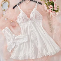 Camisola de renda floral branca mostrando a fenda frontal e a barra franzida da saia