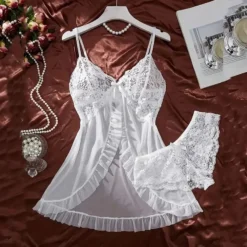 Conjunto de camisola de renda floral branca em tule com calcinha fio dental