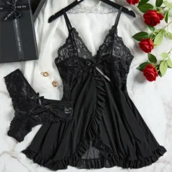 Conjunto de camisola de renda floral preta em tule com calcinha fio dental de renda