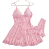 Camisola sexy de renda floral rosa em tule no cabide, com calcinha fio dental combinando