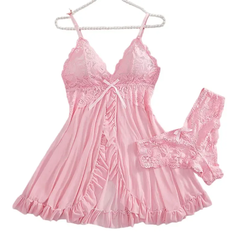Camisola sexy de renda floral rosa em tule no cabide, com calcinha fio dental combinando