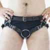 Cinta strapon harness de couro sintético vestida, com argola O-ring central e tiras de perna com fivela